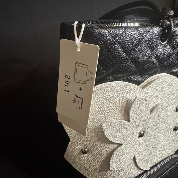 Elegant Black and Cream Quilted Women's Bag Set - Picture 3 of 6